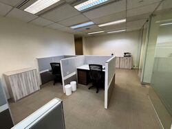 Palais Renaissance (D9), Office #537055291
